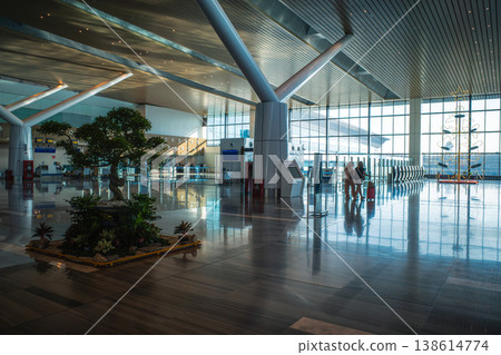 機場航站樓內部乾淨現代,燈光在牆壁上反射。 機場航站樓內部乾淨現代,燈光在牆壁上反射。 138614774