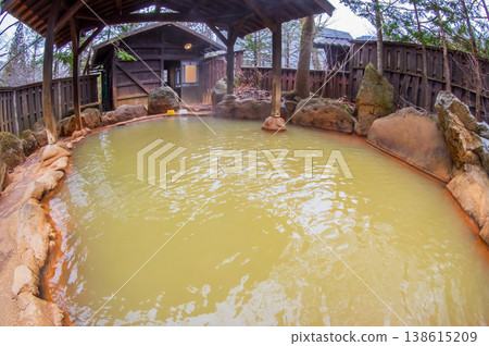 平湯之湯,位於奧飛驒溫泉鄉(岐阜縣高山市平湯町)的公共露天浴池 平湯之湯,位於奧飛驒溫泉鄉(岐阜縣高山市平湯町)的公共露天浴池 138615209