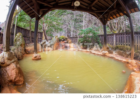 平湯之湯，位於奧飛驒溫泉鄉（岐阜縣高山市平湯町）的公共露天浴池 138615223
