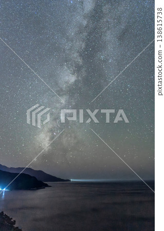 銀河,星空下的景色,神靈居住的屋久島(秋天) 銀河,星空下的景色,神靈居住的屋久島(秋天) 138615738
