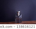 黑色背景上的香水瓶，散發著酷炫的氣息。 138616121