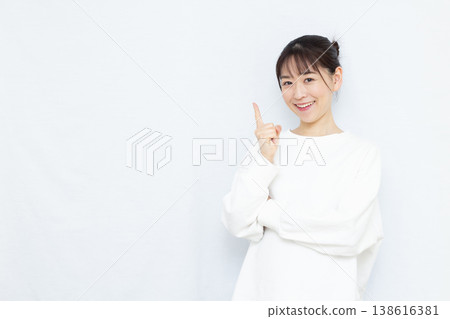woman pointing 138616381