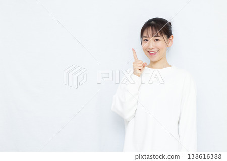 指著手指的女人 138616388