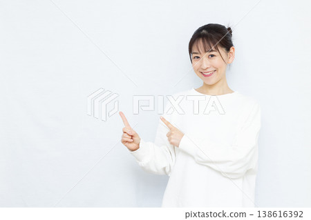 指著手指的女人 138616392