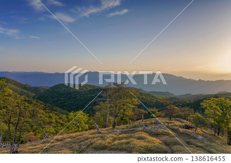 黃昏時分,小台原的景色令人嘆為觀止。鬱鬱蔥蔥的青山和金色的夕陽交相輝映。 黃昏時分,小台原的景色令人嘆為觀止。鬱鬱蔥蔥的青山和金色的夕陽交相輝映。 138616455
