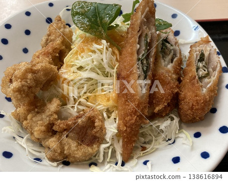 Shiso-wrapped fried chicken and fried chicken Shiso-wrapped fried chicken and fried chicken 138616894