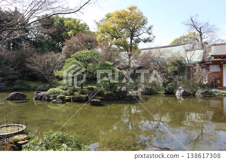 京都城南宮的春天,垂枝梅花香氣瀰漫在空氣中。 京都城南宮的春天,垂枝梅花香氣瀰漫在空氣中。 138617308