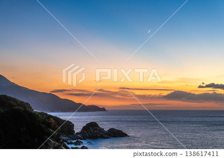 Evening view of the East China Sea at twilight on Yakushima Island (Autumn) Evening view of the East China Sea at twilight on Yakushima Island (Autumn) 138617411