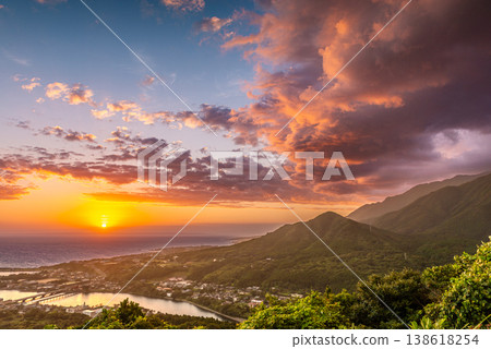 秋日清晨,屋久島,眾神居住之地,緋紅的雲朵籠罩著大地。 秋日清晨,屋久島,眾神居住之地,緋紅的雲朵籠罩著大地。 138618254