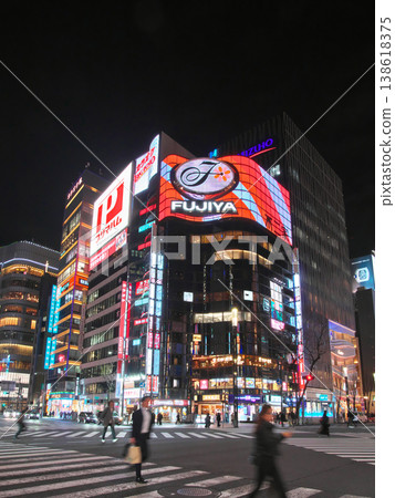 銀座熙熙攘攘的數寄屋橋十字路口的傍晚景色：城市景觀（2026年3月） 138618375