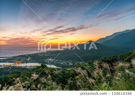 A breathtaking view at dawn: Yakushima, where gods reside (Autumn) 138618386