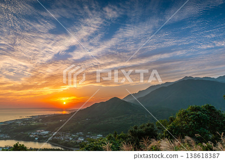 A breathtaking view at dawn: Yakushima, where gods reside (Autumn) 138618387