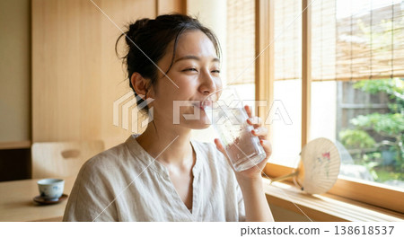 一位日本女性面帶愉悅地喝水（生成式人工智慧） 138618537