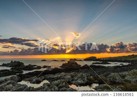 A breathtaking view at dawn: Yakushima, where gods reside (Autumn) 138618561