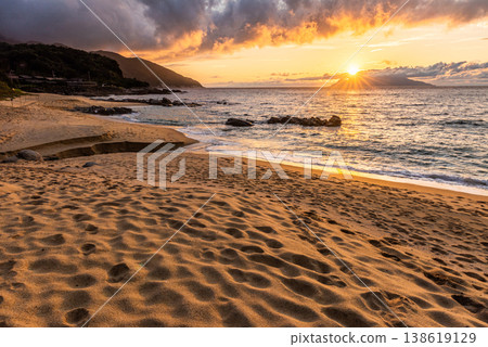 Sea turtle nesting grounds at Nagata Inakahama, Yakushima Island, evening view (autumn) Sea turtle nesting grounds at Nagata Inakahama, Yakushima Island, evening view (autumn) 138619129