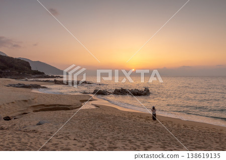 Sea turtle nesting grounds at Nagata Inakahama, Yakushima Island, evening view (autumn) Sea turtle nesting grounds at Nagata Inakahama, Yakushima Island, evening view (autumn) 138619135