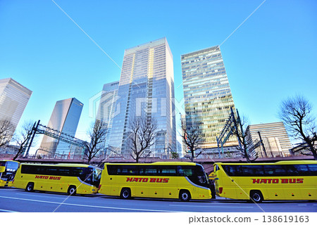 從東京站丸之內南口附近可以看到旅遊巴士站。 從東京站丸之內南口附近可以看到旅遊巴士站。 138619163