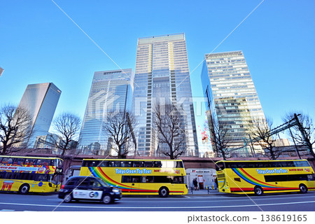 從東京站丸之內南口附近可以看到旅遊巴士站。 從東京站丸之內南口附近可以看到旅遊巴士站。 138619165