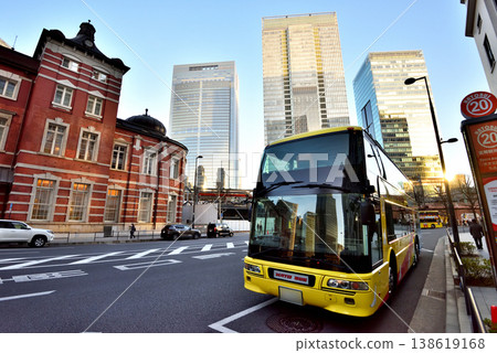 從東京站丸之內南口附近可以看到旅遊巴士站。 138619168