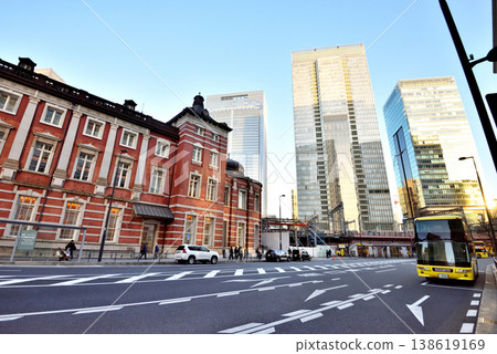 從東京站丸之內南口附近可以看到旅遊巴士站。 從東京站丸之內南口附近可以看到旅遊巴士站。 138619169
