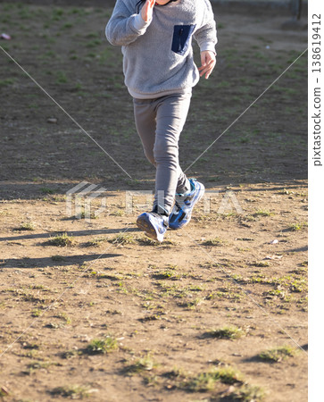 孩子們在公園的泥地上奔跑 138619412