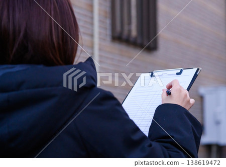 女子在戶外拍攝 138619472