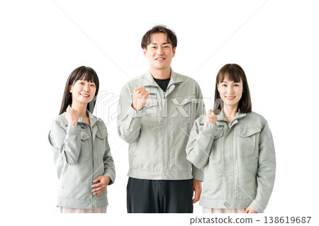 製造業、建築業、運輸業和建築業的男女員工身著工作服,擺出擊拳慶祝的姿勢 製造業、建築業、運輸業和建築業的男女員工身著工作服,擺出擊拳慶祝的姿勢 138619687