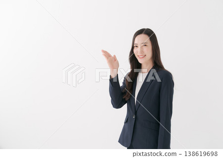 微笑的女商人提供指導 138619698