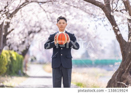 沿著櫻花樹散步的男高中生 138619924