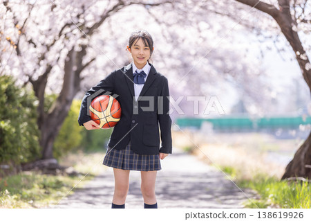 櫻花樹下,新生手捧籃球。 櫻花樹下,新生手捧籃球。 138619926