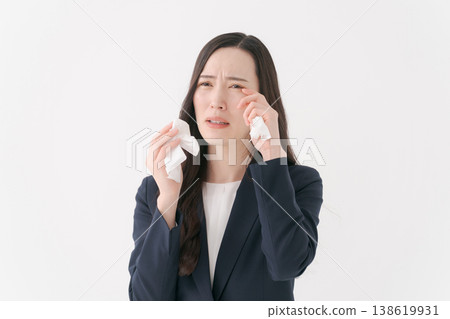 穿西裝的女人流淚 138619931