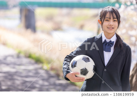一名國中女生在公園拿著足球 一名國中女生在公園拿著足球 138619959