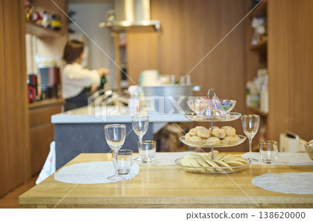 Setting up the party table Setting up the party table 138620000