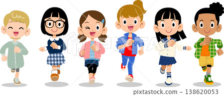 六位不同種族和國籍的女孩歡快地奔跑。 六位不同種族和國籍的女孩歡快地奔跑。 138620053
