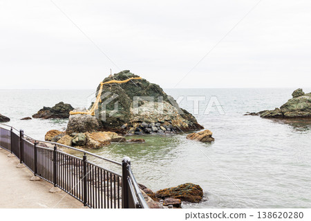 三重縣伊勢市的二見浦夫婦岩(二見興玉神社) 三重縣伊勢市的二見浦夫婦岩(二見興玉神社) 138620280