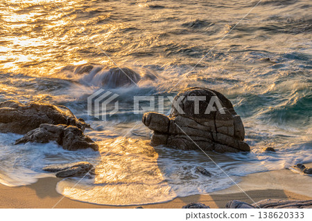 永田稻中濱的海龜築巢地，屋久島的日落景觀（春天） 138620333