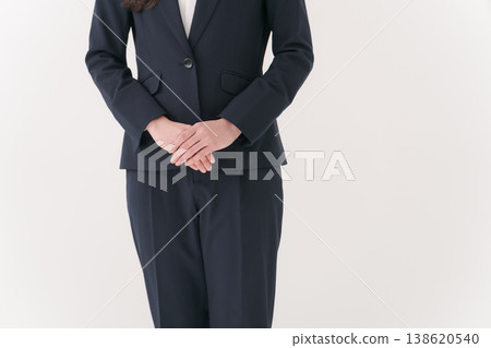 雙手交疊放在身前的女子。 138620540