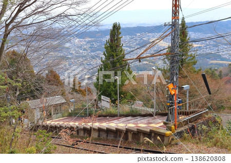 生駒纜車僻靜的梅屋敷站，以及奈良盆地的城鎮景觀（奈良縣生駒市） 138620808