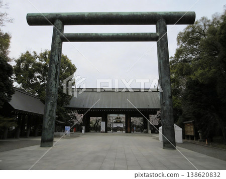 東京千代田區!靖國神社的銅鳥居和正門。 東京千代田區!靖國神社的銅鳥居和正門。 138620832