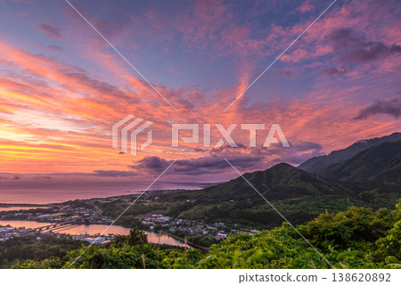 屋久島,眾神居住之地,清晨燃燒的天空,緋紅的雲朵(春天) 屋久島,眾神居住之地,清晨燃燒的天空,緋紅的雲朵(春天) 138620892