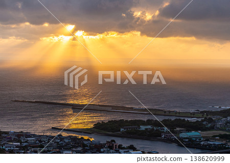 The rays of the rising sun on Yakushima Island, where gods reside (Spring) The rays of the rising sun on Yakushima Island, where gods reside (Spring) 138620999