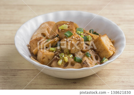 燉蓮藕和炸豆腐 燉蓮藕和炸豆腐 138621830