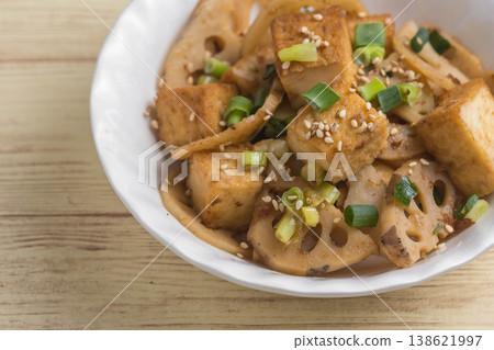 燉蓮藕和炸豆腐 燉蓮藕和炸豆腐 138621997