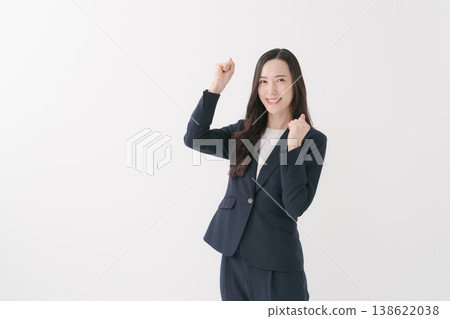 微笑的女商人做拳頭泵 微笑的女商人做拳頭泵 138622038