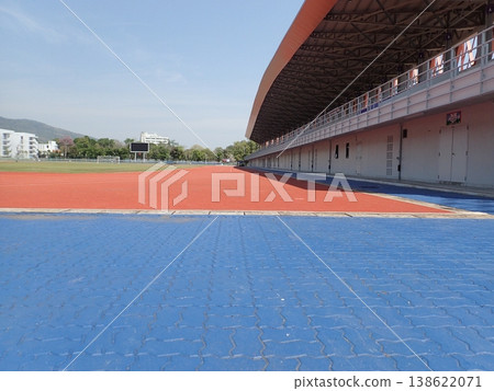 The contrast between the blue track and the red running surface: A scene from an athletics stadium. The contrast between the blue track and the red running surface: A scene from an athletics stadium. 138622071
