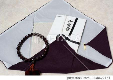 慰問金,葬禮的象徵:表達對逝者(親密的朋友)的緬懷之情而獻上的現金或慰問金。 慰問金,葬禮的象徵:表達對逝者(親密的朋友)的緬懷之情而獻上的現金或慰問金。 138622161