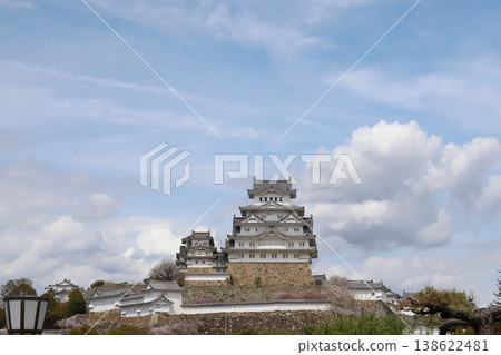 Himeji Castle in full bloom of spring (Himeji City, Hyogo Prefecture) 138622481