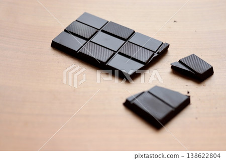 70% cocoa chocolate bar, high-cocoa chocolate 138622804