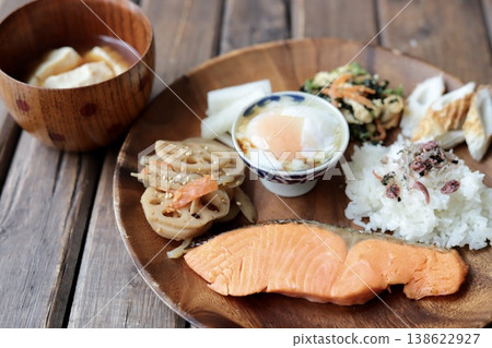 一份健康的單人餐,包括烤鮭魚和味噌豆腐湯。 一份健康的單人餐,包括烤鮭魚和味噌豆腐湯。 138622927