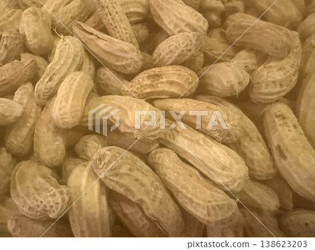 Steamed peanuts in their shells 138623203